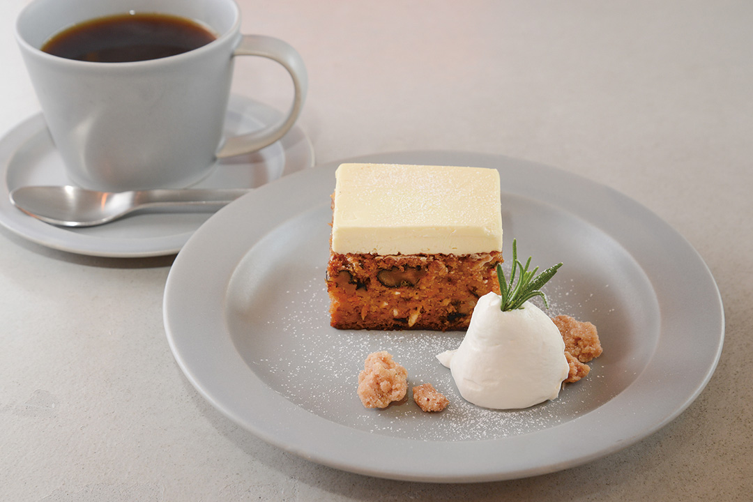 ツートンカラーがミニマルお洒落 話題のカフェのしっとりキャロットケーキ By Twotone カフェ 京都で暮らす Kyotolife