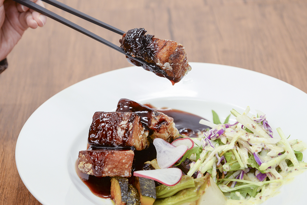 角煮のようにじっくり味をしみ込ませた豚肉を使う